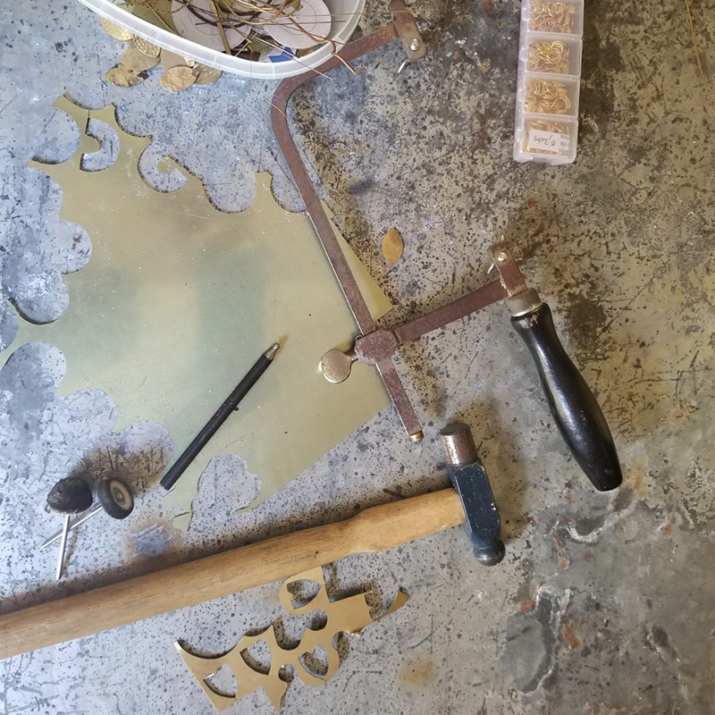 découpe du laiton en atelier Pince Oreilles